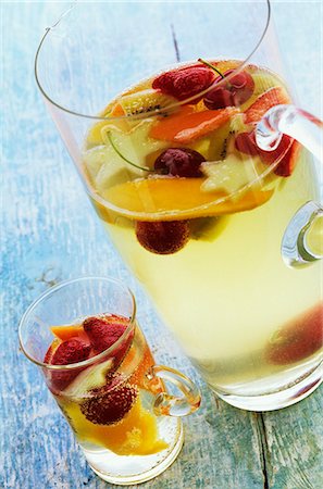 ponche de frutas - Fruit punch in a glass and in a jug Foto de stock - Royalty Free Premium, Número: 659-06184825
