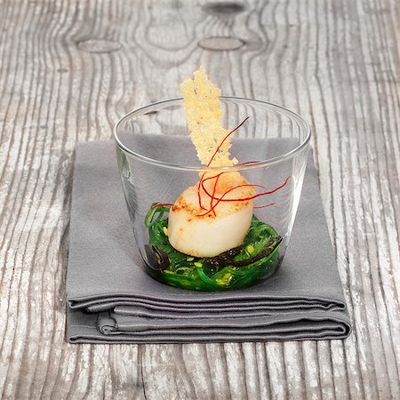 simsearch:659-06901528,k - Fried scallops on an algae medley Stock Photo - Premium Royalty-Free, Code: 659-06184848