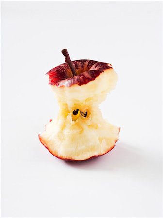 simsearch:659-06155344,k - Un coeur de pomme (Royal Gala) Photographie de stock - Premium Libres de Droits, Code: 659-06184884
