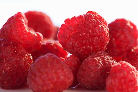 raspberries - Several raspberries (close-up) Foto de stock - Sin royalties Premium, Código: 659-06184894