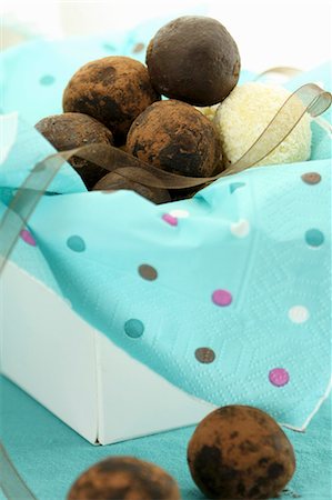 Truffle pralines in a gift box Stock Photo - Premium Royalty-Free, Code: 659-06184897