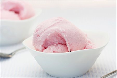 sorbetto - Pink champagne sorbet in bowls Stock Photo - Premium Royalty-Free, Code: 659-06184892