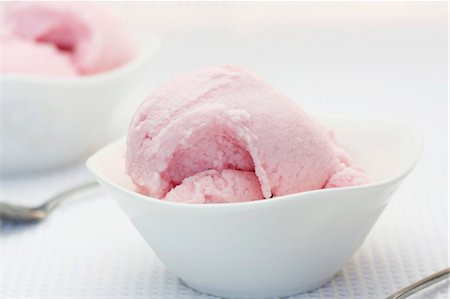 Pink champagne sorbet in bowls Foto de stock - Sin royalties Premium, Código: 659-06184892