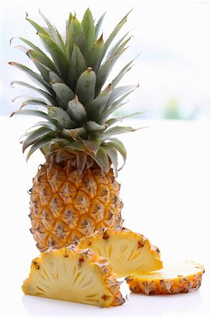 Un ananas entier et les tranches d'ananas Photographie de stock - Premium Libres de Droits, Code: 659-06184902