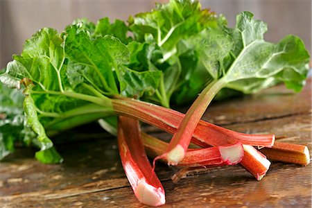 ruibarbo - Fresh rhubarb on a wooden table Foto de stock - Sin royalties Premium, Código: 659-06184919