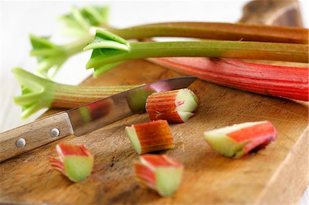 simsearch:659-07069369,k - Rhubarb, partly sliced, on chopping board Foto de stock - Sin royalties Premium, Código: 659-06184920