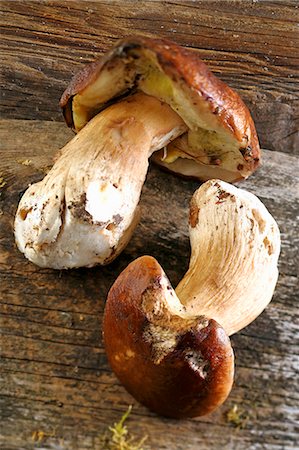 Two fresh porcini mushroom on a wooden surface Stock Photo - Premium Royalty-Free, Code: 659-06184921