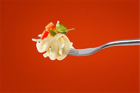 dish fork - Pasta with vegetables on a fork Foto de stock - Sin royalties Premium, Código: 659-06184945