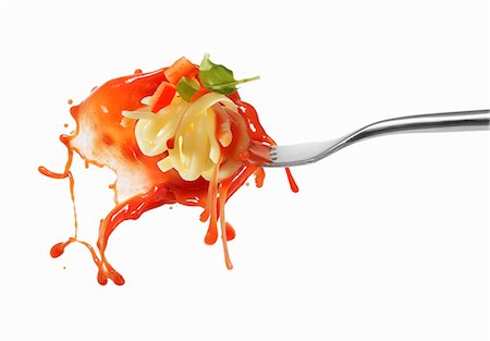 dish fork - Pasta and squirted tomato sauce on a fork Foto de stock - Sin royalties Premium, Código: 659-06184946
