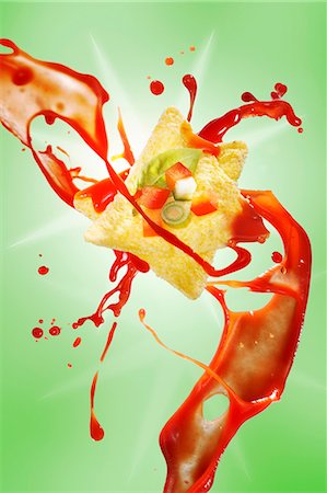 salsa de tomate - Tacos being squirted with tomato sauce Foto de stock - Sin royalties Premium, Código: 659-06184949