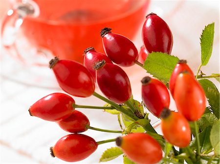 simsearch:659-06153829,k - Fresh rosehips with a cup of rosehip rea in the background Fotografie stock - Premium Royalty-Free, Codice: 659-06184969