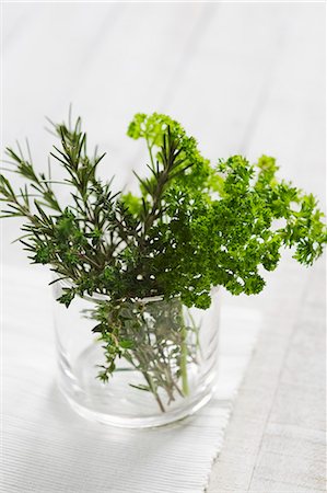 Persil frais, romarin et le thym dans un verre Photographie de stock - Premium Libres de Droits, Code: 659-06184984