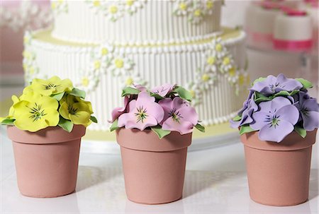 simsearch:659-07028418,k - Wedding cake and artificial pansies Stock Photo - Premium Royalty-Free, Code: 659-06184986