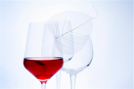 simsearch:659-06155174,k - Verre de vin rouge et verres à vin vides Photographie de stock - Premium Libres de Droits, Code: 659-06184999