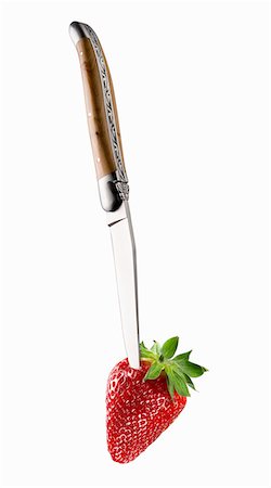 Knife sticking into strawberry Foto de stock - Sin royalties Premium, Código: 659-06185017