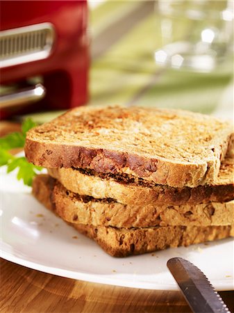 pan tostado - Slices of toast on plate Foto de stock - Sin royalties Premium, Código: 659-06185053