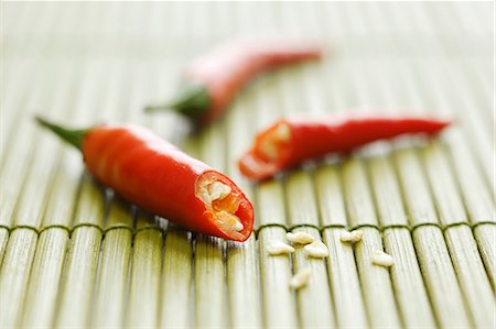 Chilli, cut in half, on bamboo mat Stock Photo - Premium Royalty-Free, Code: 659-06185073