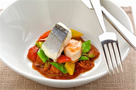 Branzino (loup de mer) et les crevettes avec des légumes (aigre-doux) Photographie de stock - Premium Libres de Droits, Code: 659-06185094