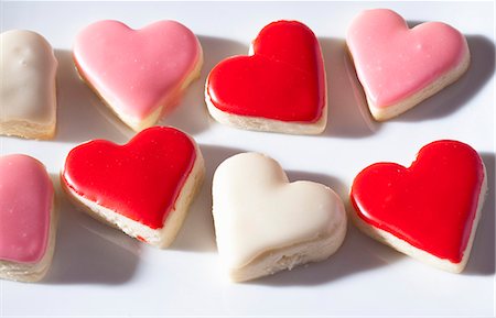 pinky - Iced heart-shaped biscuits in rows Stock Photo - Premium Royalty-Free, Code: 659-06185112