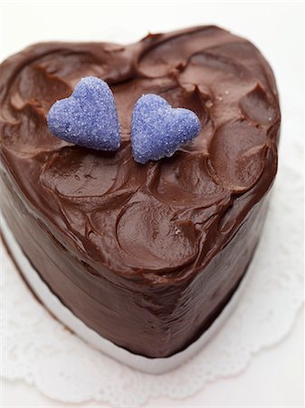 Gâteau au chocolat en forme de coeur avec des cœurs de sucre Photographie de stock - Premium Libres de Droits, Code: 659-06185137