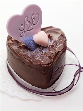 simsearch:659-06187777,k - Chocolate cake for Valentine's Day Foto de stock - Sin royalties Premium, Código: 659-06185138
