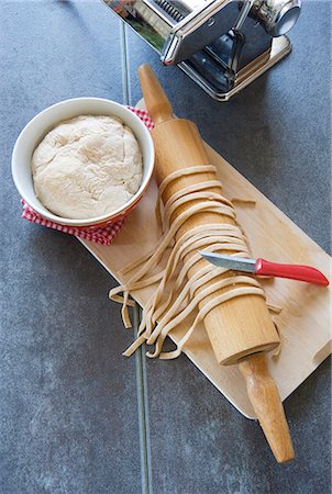 Home-made ribbon pasta drying on rolling pin Stock Photo - Premium Royalty-Free, Code: 659-06185148