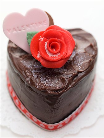 simsearch:659-06185140,k - Heart-shaped chocolate cake for Valentine's Day Foto de stock - Sin royalties Premium, Código: 659-06185140