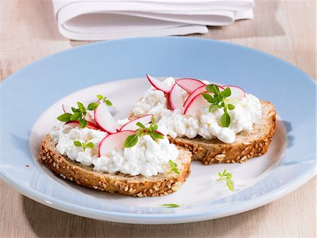 simsearch:659-06152667,k - Cottage cheese and radishes on bread Foto de stock - Sin royalties Premium, Código: 659-06185156