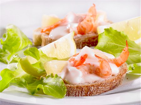 Garnelen-Cocktail auf Brot Stockbilder - Premium RF Lizenzfrei, Bildnummer: 659-06185164