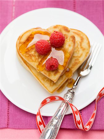 pancake breakfast - Heart-shaped pancakes with raspberries and maple syrup Foto de stock - Sin royalties Premium, Código: 659-06185169