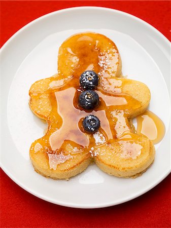 Pancake man with blueberries and maple syrup Foto de stock - Sin royalties Premium, Código: 659-06185171