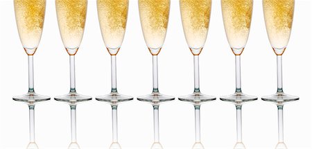 simsearch:628-05818002,k - Glasses of sparkling wine in a row Foto de stock - Sin royalties Premium, Código: 659-06185183