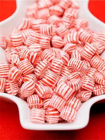 simsearch:659-03525397,k - Red and white striped peppermints in dish Foto de stock - Royalty Free Premium, Número: 659-06185196