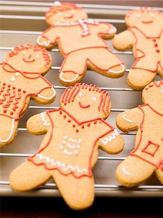 pictorial baking - Gingerbread people on cake rack Stock Photo - Premium Royalty-Free, Code: 659-06185198
