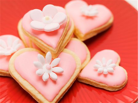 escarcha - Pink heart-shaped biscuits with sugar flowers Foto de stock - Sin royalties Premium, Código: 659-06185288