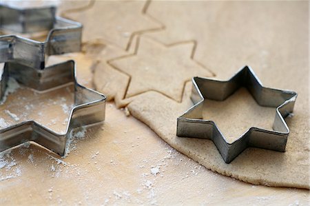 Biscuit dough with star-shaped cutters Foto de stock - Sin royalties Premium, Código: 659-06185327