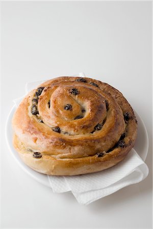 simsearch:659-07597395,k - Raisin roll with paper napkin on plate Foto de stock - Sin royalties Premium, Código: 659-06185336