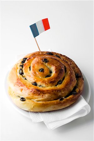 pastel francês - Raisin roll with French flag Foto de stock - Royalty Free Premium, Número: 659-06185337