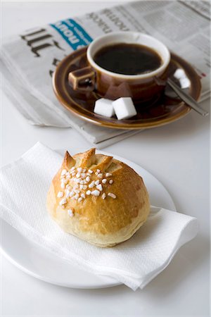 Milk roll with sugar, coffee, newspaper Foto de stock - Sin royalties Premium, Código: 659-06185332