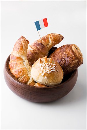 simsearch:659-07028635,k - Croissants et des pâtisseries sucrées avec le drapeau français dans un bol en bois Photographie de stock - Premium Libres de Droits, Code: 659-06185344