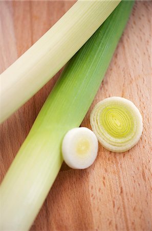 simsearch:659-03533806,k - Leeks and leek rings on wooden background Foto de stock - Sin royalties Premium, Código: 659-06185370