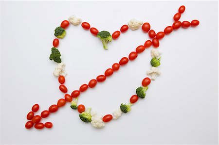 simsearch:659-07599290,k - Tomatoes, broccoli and cauliflower forming heart with arrow Foto de stock - Sin royalties Premium, Código: 659-06185388