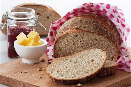 pane integrale - Bread, butter and jam Fotografie stock - Premium Royalty-Free, Codice: 659-06185389