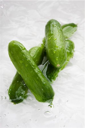 simsearch:659-07610034,k - Cucumbers in water Foto de stock - Sin royalties Premium, Código: 659-06185403