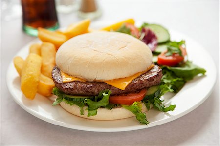 simsearch:659-01847504,k - Cheeseburger and chips Stock Photo - Premium Royalty-Free, Code: 659-06185424