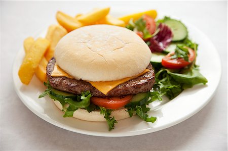 simsearch:659-06493987,k - Cheeseburger and chips Stock Photo - Premium Royalty-Free, Code: 659-06185426