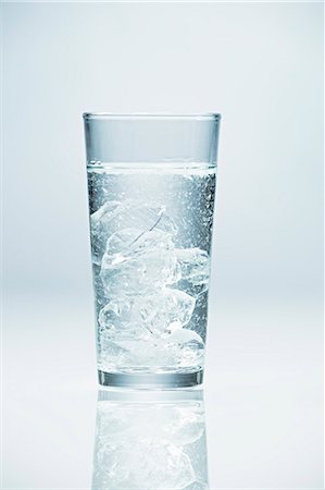 Ouzo in glass with ice cubes Foto de stock - Sin royalties Premium, Código: 659-06185479