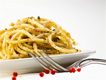 spaghetti pesto - Spaghetti with pesto and pink peppercorns Stock Photo - Premium Royalty-Free, Code: 659-06185513