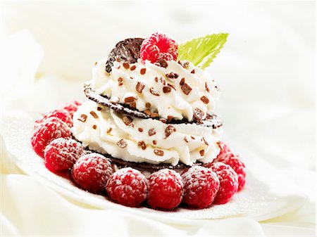 Gaufrettes au chocolat et crème fantaisie garnie de framboises Photographie de stock - Premium Libres de Droits, Code: 659-06185525