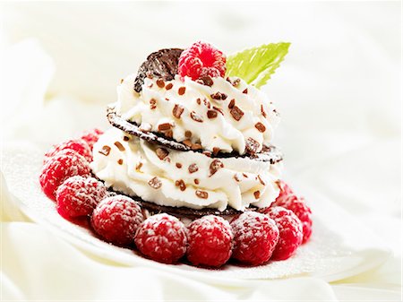 simsearch:659-07597953,k - Chocolate wafer and cream fancy garnished with raspberries Foto de stock - Sin royalties Premium, Código: 659-06185525